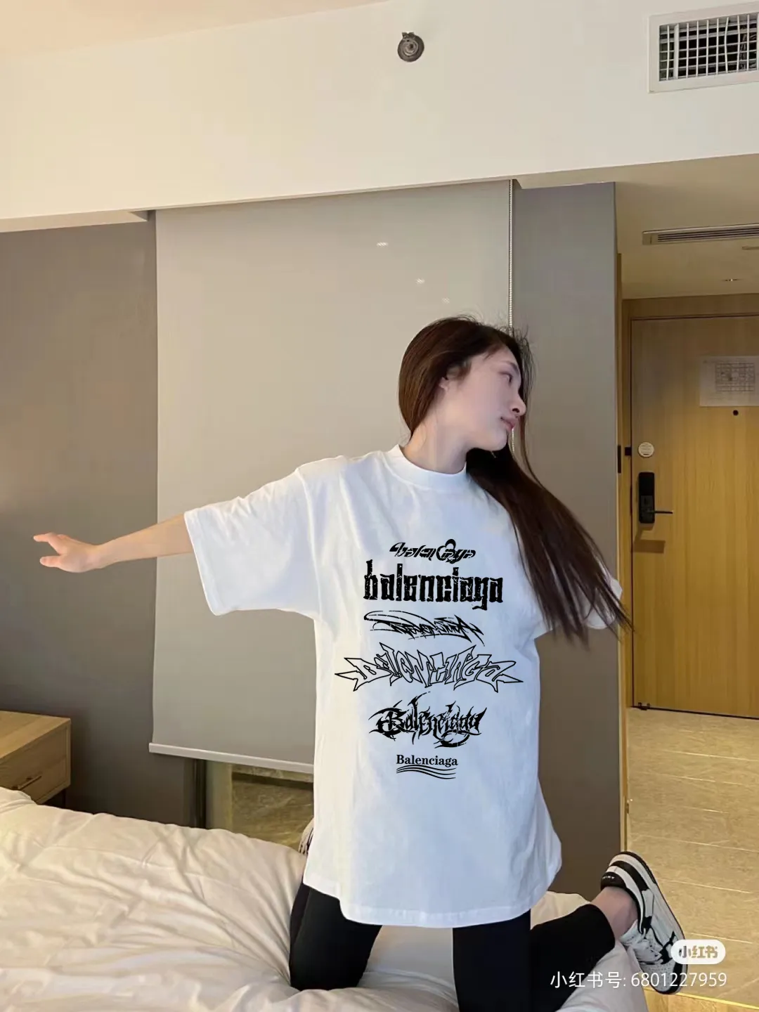 P80✨🔥 BALENCIAGA Paris lettering printed short-sleeved T-shirt. Custom-woven and dyed 300 grams of combed cotton heavyweight fabric. Zero color difference in threads. Perfect details. Different from the current currency version. Welcome to compare. Same Style for men and women. Must-sell in the picture above. Color: White Black Size: 1 2 3 4